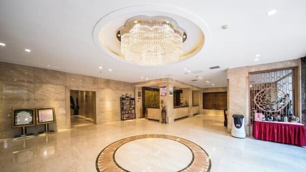 A spacious lobby with a central circular design, a grand chandelier, and a reception area. - Lotus Hotel (Chengdu Kuanzhai Alley People's Park) (Chengdu)