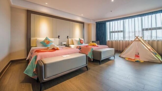 A hotel room with two beds, a tent, and a large window with curtains. - Yangjiang Jiangcheng Junyi Square Atour X Hotel (Yangjiang)
