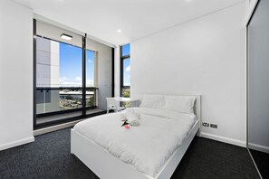 Free WiFi, bed sheets - Chic 2BR Apartment – Easy City & Airport Access (Mascot)