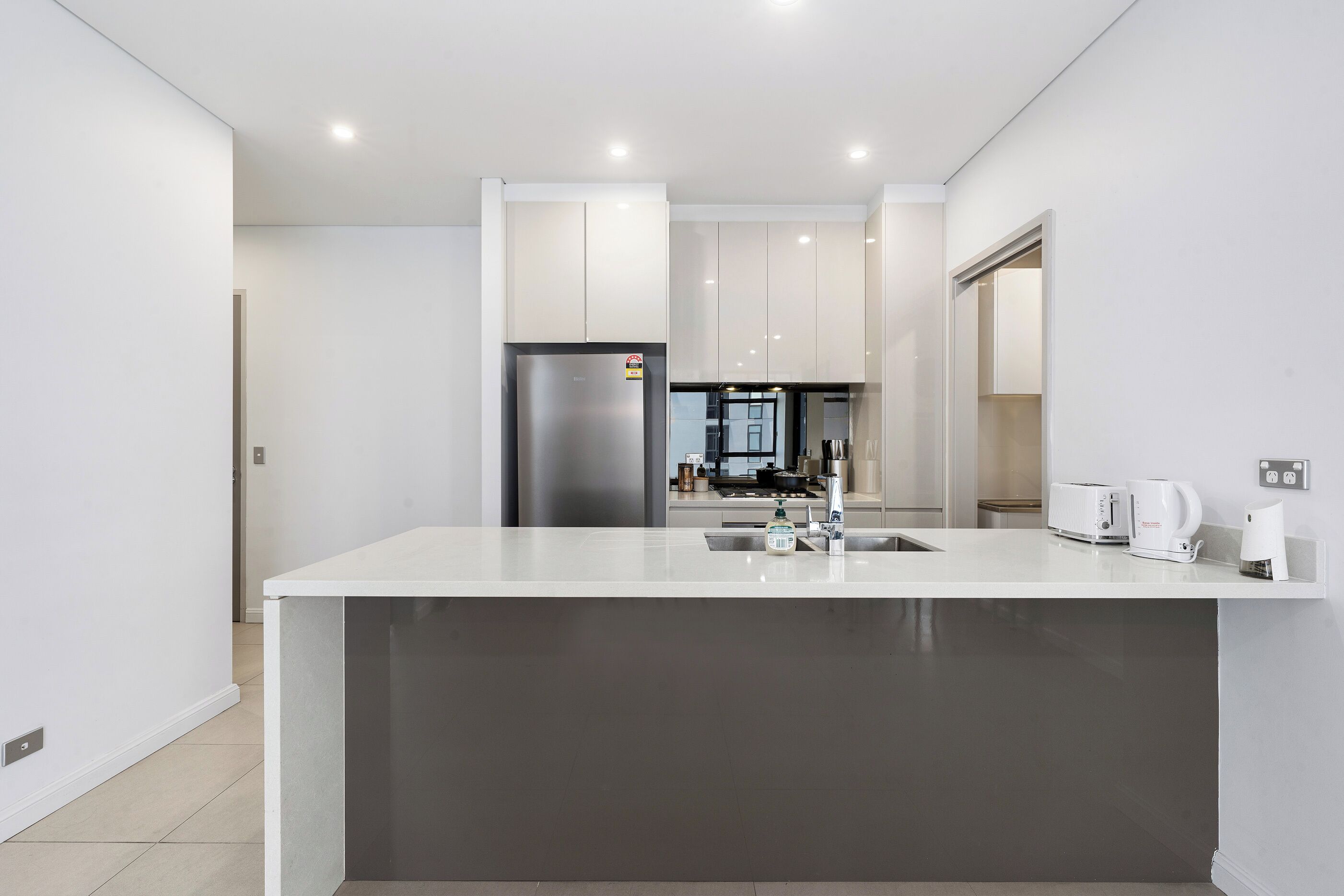 冷蔵庫、電子レンジ、オーブン、コンロ