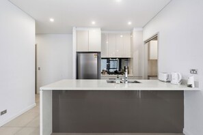 Fridge, microwave, oven, stovetop - Chic 2BR Apartment – Easy City & Airport Access (Mascot)