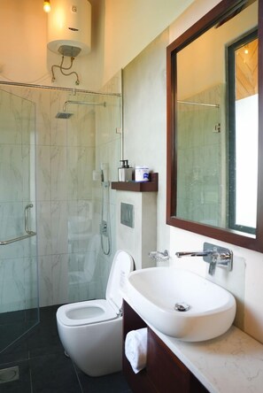 Quarto casal luxo, vista para o jardim | Banheiro | Produtos de toalete grátis, secador de cabelo, toalhas de banho 