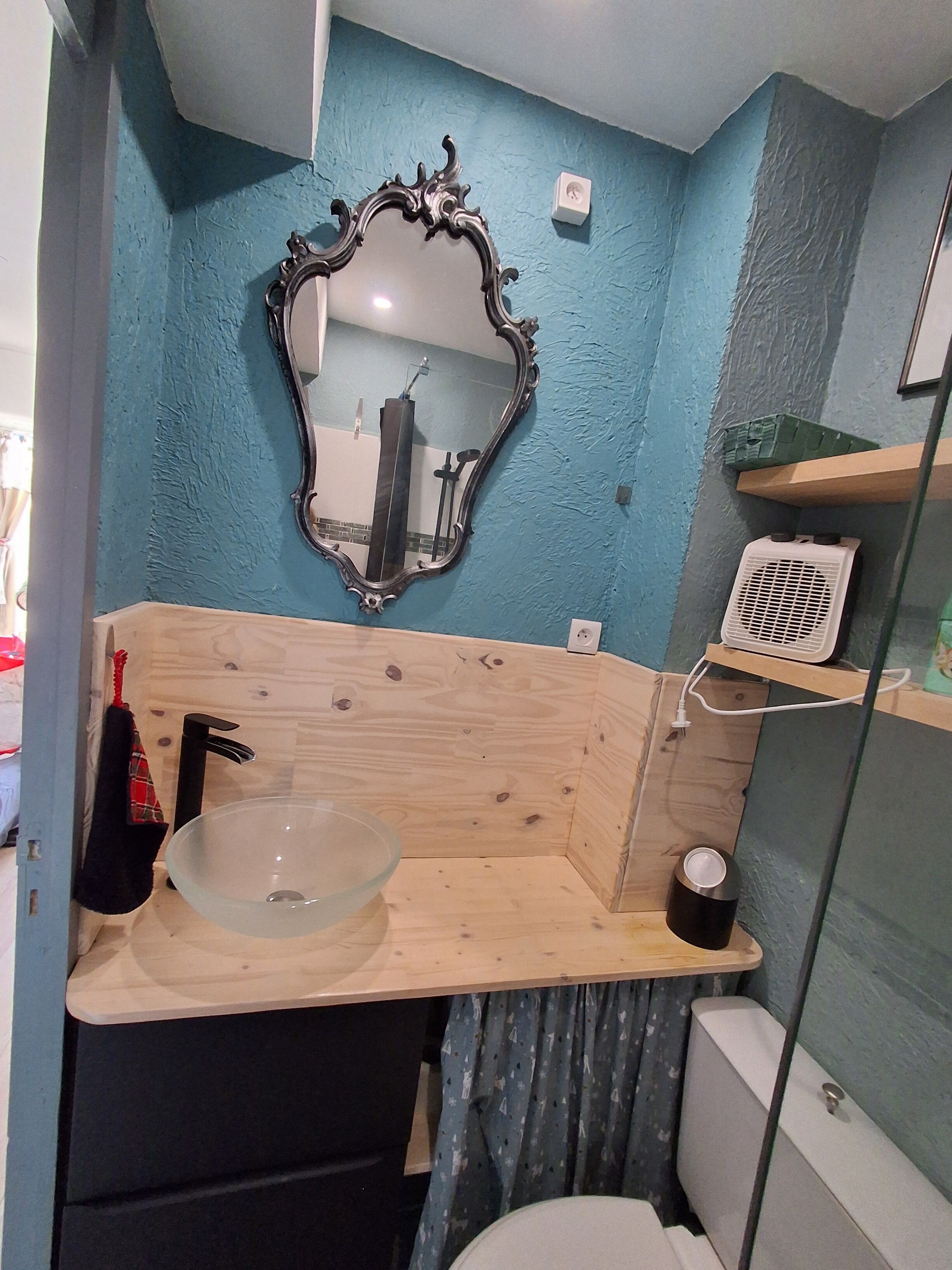 Dusj, hårføner, såpe og toalettpapir