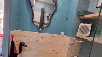 Dusj, hårføner, såpe og toalettpapir