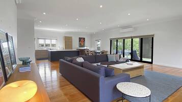 Televisión, videojuegos, reproductor de DVD y tenis de mesa