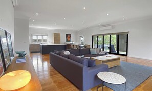 Televisión, videojuegos, reproductor de DVD y tenis de mesa 