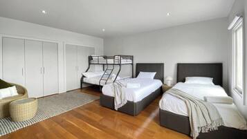 4 habitaciones, escritorio, tabla de planchar con plancha y wifi