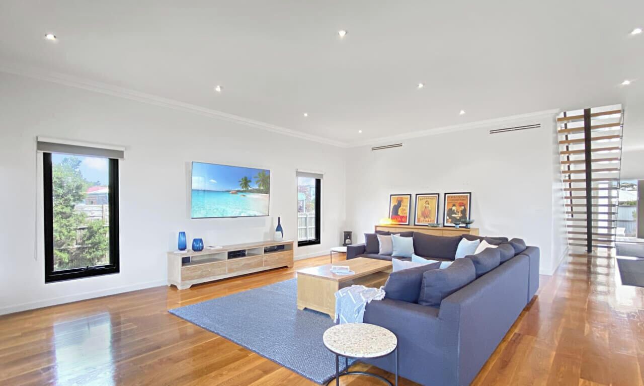 Televisión, videojuegos, reproductor de DVD y tenis de mesa 