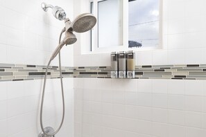 Secadora de cabello, bidet, toallas, jabón 