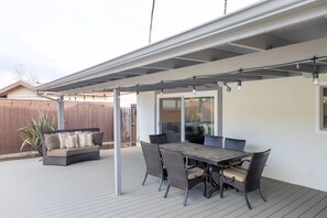 Outdoor dining - Private Pool Oasis: Modern 3BR/2BA. Sleeps 8 (San Diego)