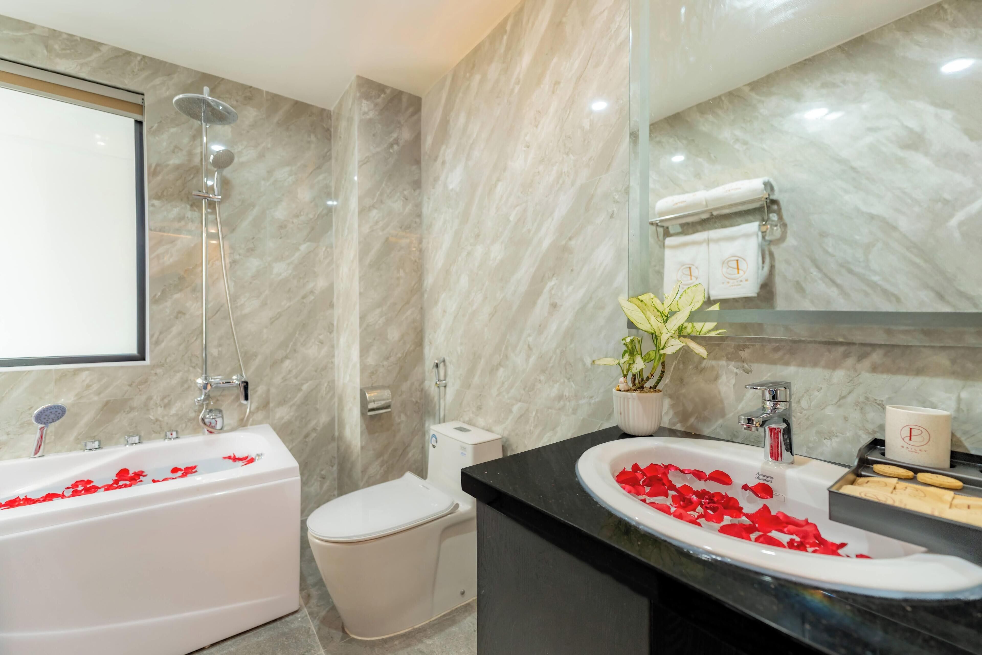Ein modernes Badezimmer mit Badewanne, Toilette und Waschbecken.