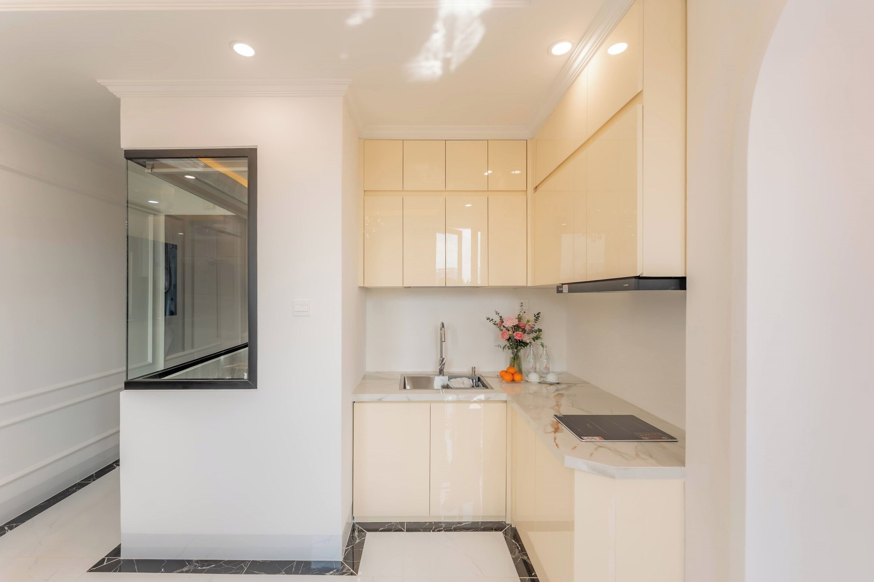 Junior vierpersoonskamer | Privékeuken | Een kookplaat, een rijstkoker, kookgerei, borden en bestek, kruiden