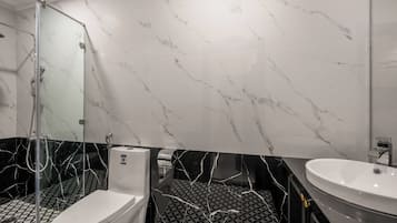 Deluxe Double Room | Bathroom | Free toiletries, hair dryer, towels, soap