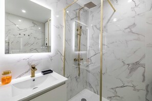 Apartment | Bathroom - Elegant apt With Balcony Near the Beaches - Cannes (Cannes)