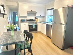 Private kitchen - Beautiful Mountain Home, 2 BD Suite, mins from Grouse MT/ DT. Easy Transit (North Vancouver)
