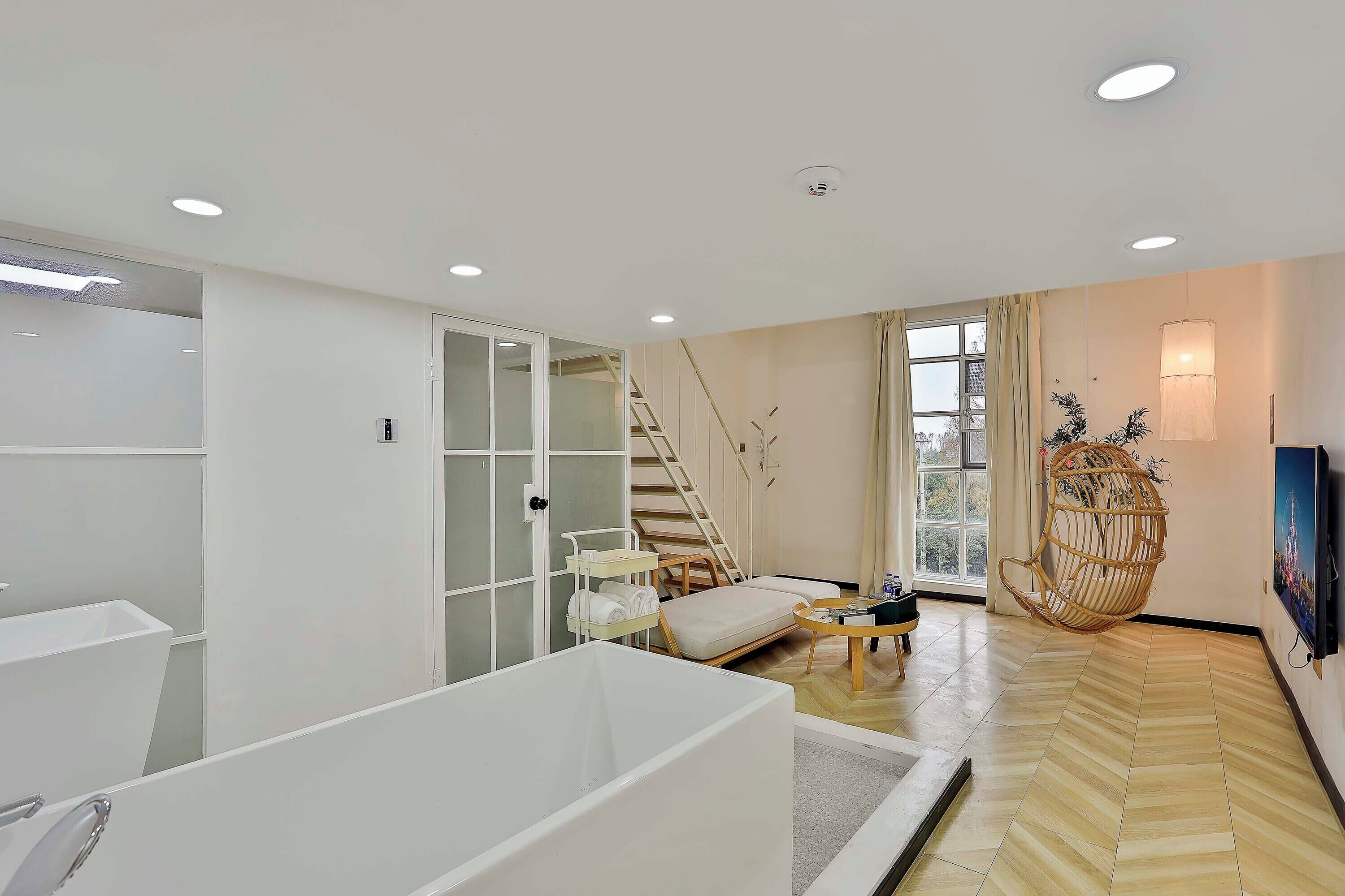 Duplex família, vista para o rio | Escrivaninha, espaço de trabalho para notebook, cortinas blackout