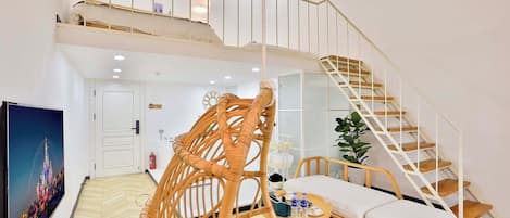 Duplex família, vista para o rio | Escrivaninha, espaço de trabalho para notebook, cortinas blackout