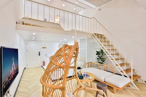 Duplex família, vista para o rio | Escrivaninha, espaço de trabalho para notebook, cortinas blackout