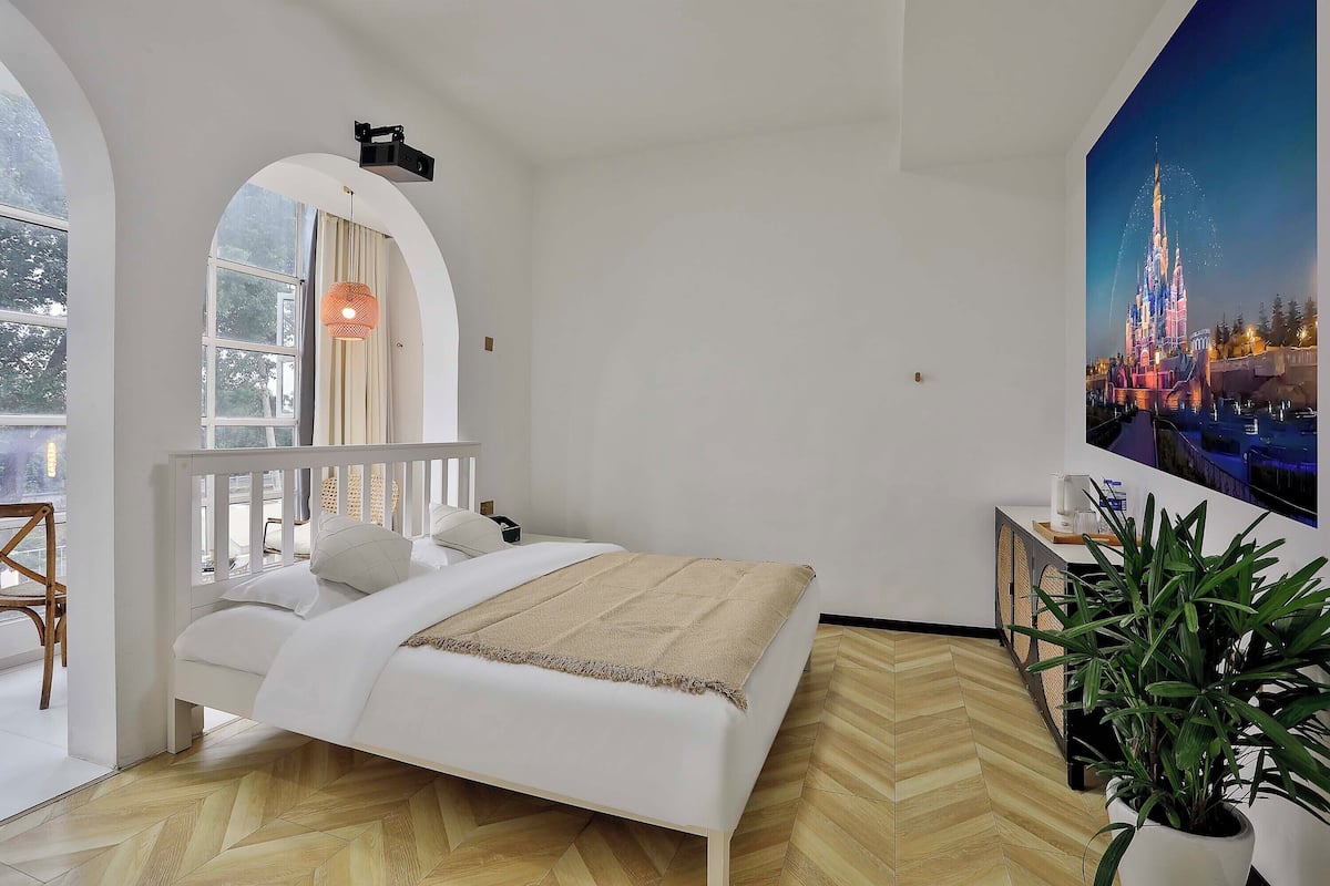 Quarto casal romântico, vista para o rio | Escrivaninha, espaço de trabalho para notebook, cortinas blackout