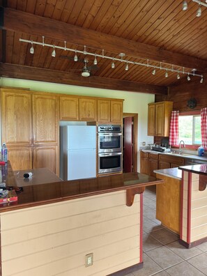 Private kitchen - Just minutes from Green Sands Beach and Volcano! (Naalehu)