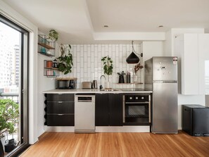 Kühlschrank, Mikrowelle, Ofen, Herdplatte