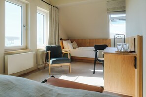 Family Quadruple Room, Sea View | Desk, laptop workspace, blackout drapes, soundproofing - Haus Meeresstern (Wangerooge)