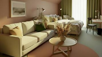 Basic-Dreibettzimmer, Gartenblick | Individuell dekoriert, individuell eingerichtet, Schreibtisch