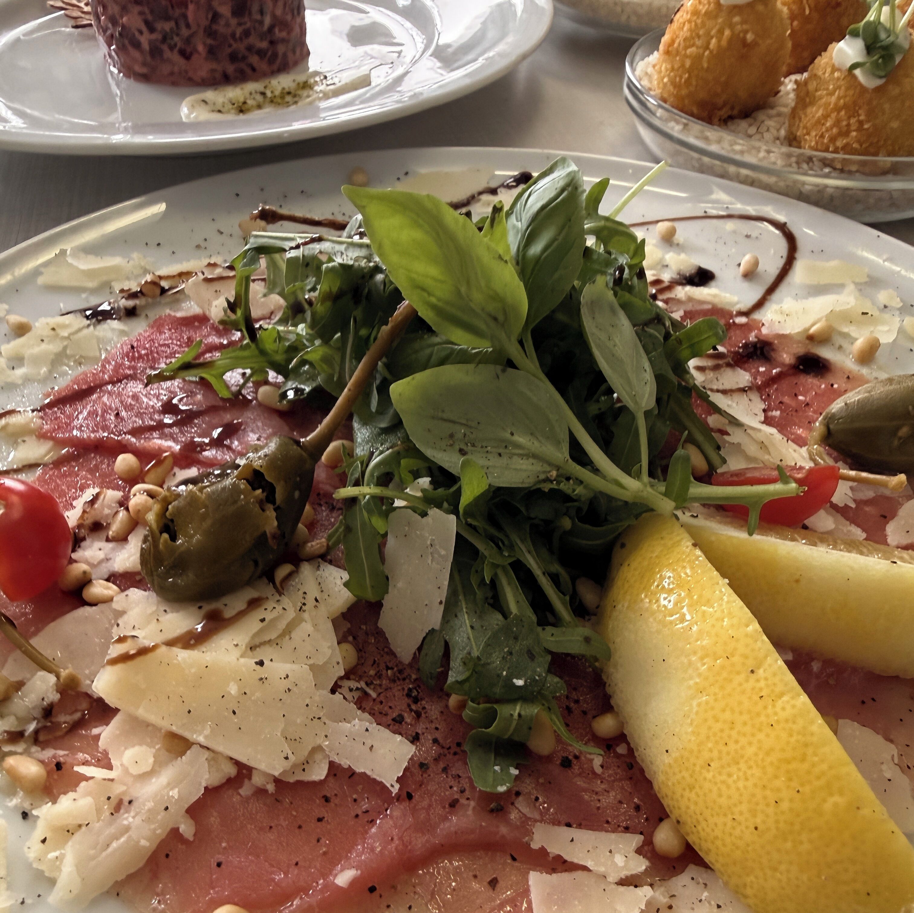Une assiette de nourriture contenant divers ingrédients.