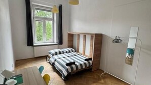 A room with a bed, a table, and a window. - Fantastic Inn Kraków - Krasińskiego (Kraków)