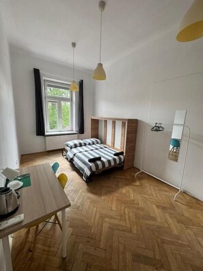 Habitación doble clásica, 1 cama matrimonial | Escritorio y espacio para trabajar con laptop 