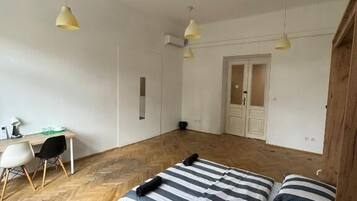 经典双人房, 1 张双人床 | 办公桌、笔记本电脑工作区、熨斗/熨衣板、免费 WiFi