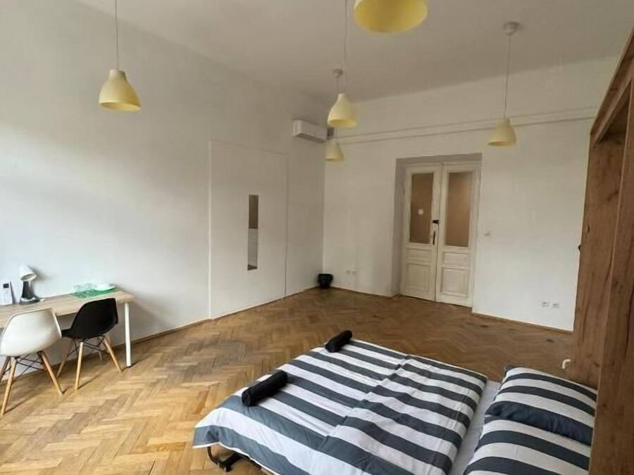 Escritorio y espacio para trabajar con laptop