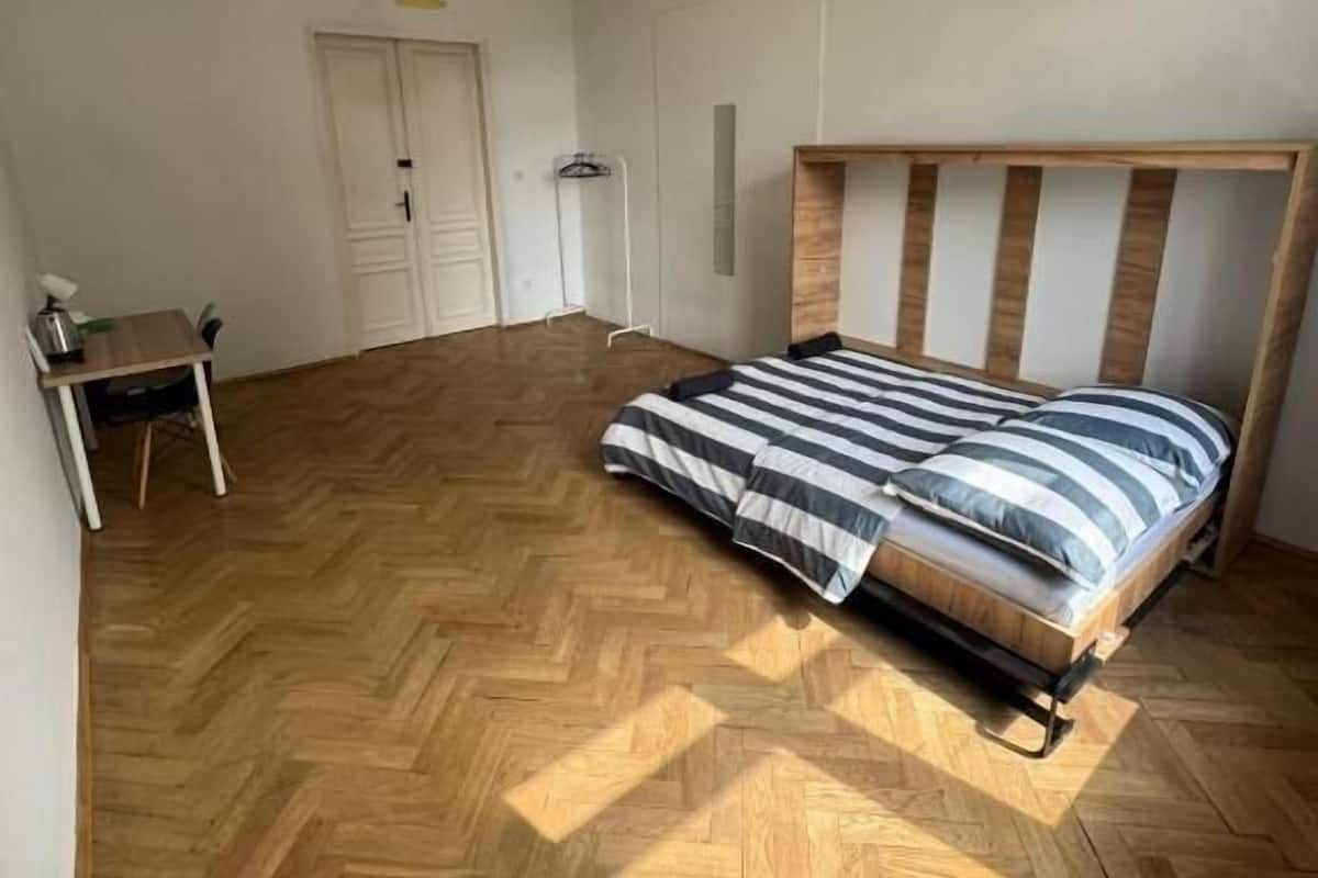 Quarto casal clássico, 1 cama de casal | Escrivaninha, espaço de trabalho para notebook