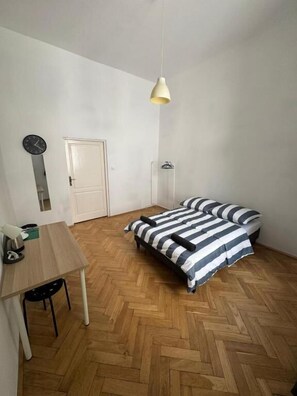 Klassieke tweepersoonskamer, 1 tweepersoonsbed | Een bureau, een laptopwerkplek, een strijkplank/strijkijzer, gratis wifi