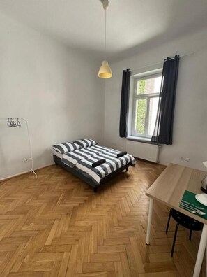 Habitación doble clásica, 1 cama matrimonial | Escritorio y espacio para trabajar con laptop 