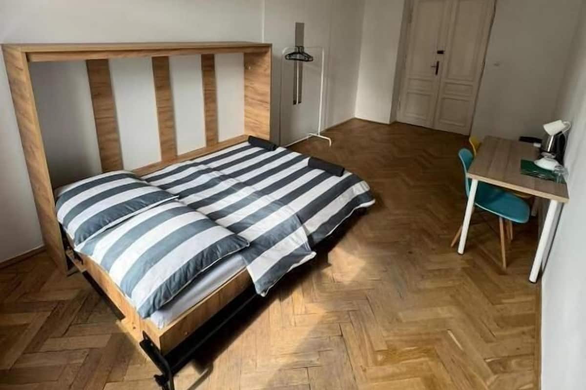 经典双人房, 1 张双人床 | 办公桌、笔记本电脑工作区、熨斗/熨衣板、免费 WiFi