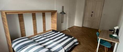 经典双人房, 1 张双人床 | 办公桌、笔记本电脑工作区、隔音、熨斗/熨衣板