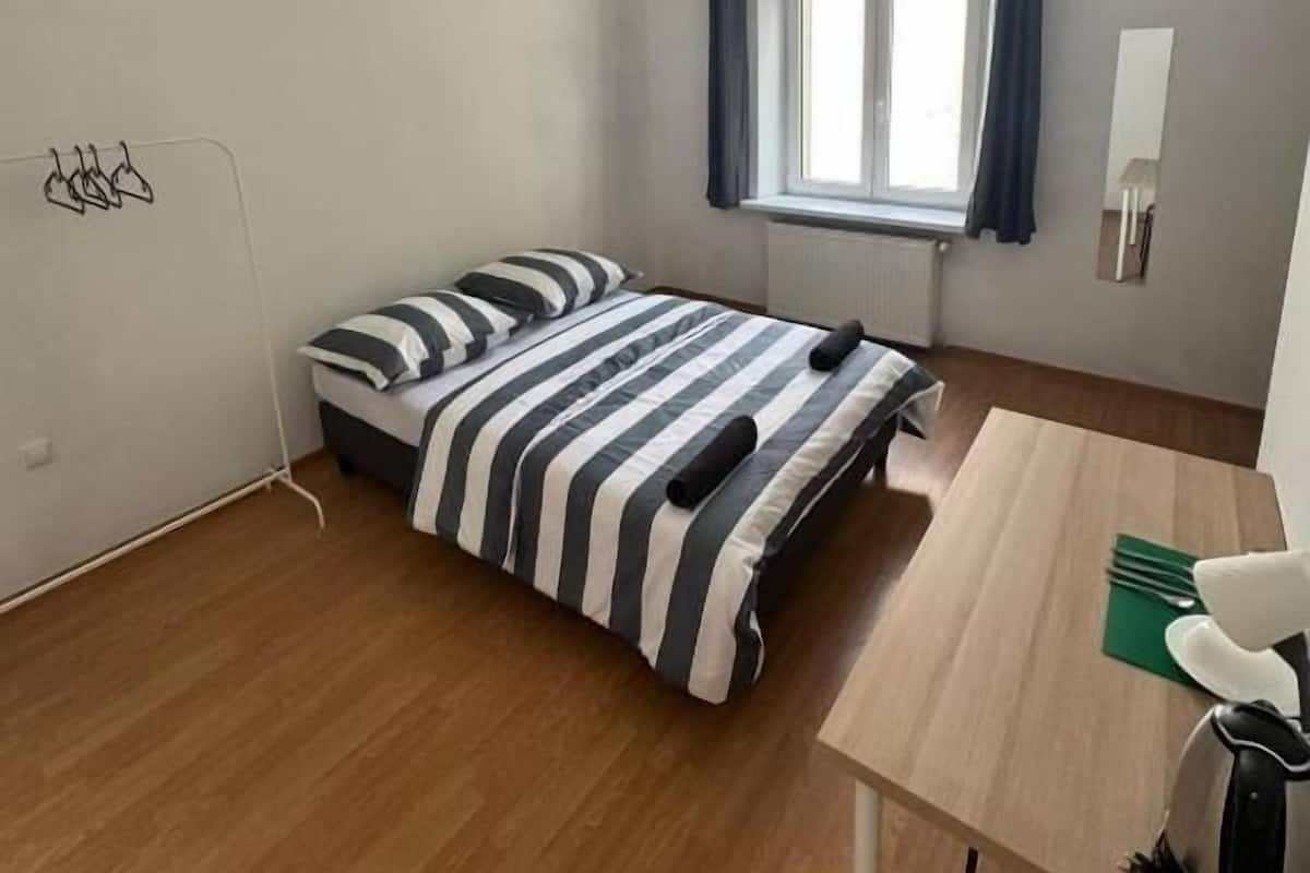 Quarto casal clássico, 1 cama de casal | Escrivaninha, espaço de trabalho para notebook