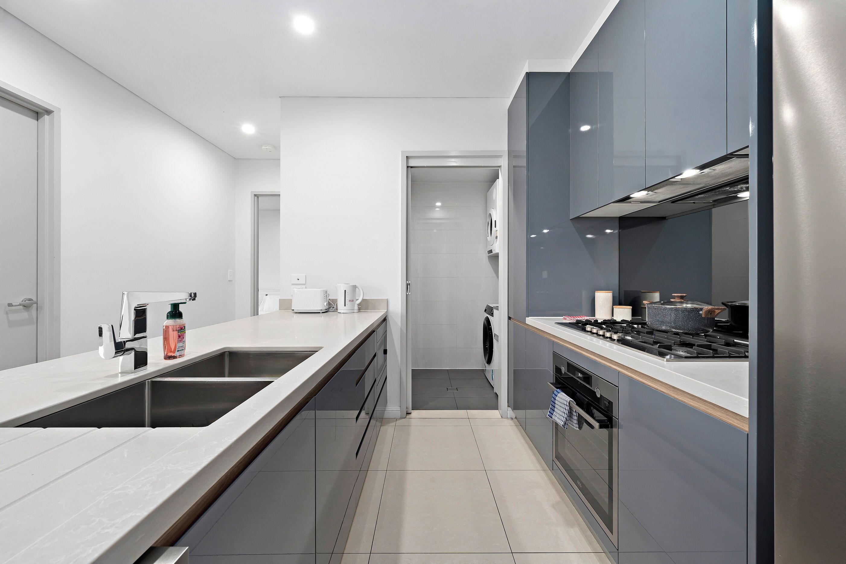 冷蔵庫、電子レンジ、オーブン、コンロ