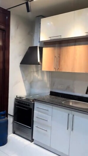 Fridge, microwave, oven, stovetop - Moon Apartment Hurghada (Hurghada 2)