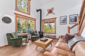 Smart TV, fireplace, books, stereo - Cozy Modern Cabin on 2 Acres in Teanaway Valley (Cle Elum)