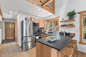 Fridge, microwave, oven, stovetop - Cozy Modern Cabin on 2 Acres in Teanaway Valley (Cle Elum)