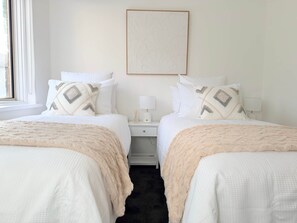 1 bedroom, desk, iron/ironing board, free WiFi - Ripponlea Sunny 1BR - Sleeps 2- 4 - AC, Laundry (Ripponlea)