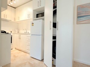 Fridge, microwave, oven, stovetop - Ripponlea Sunny 1BR - Sleeps 2- 4 - AC, Laundry (Ripponlea)