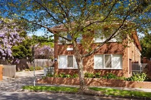 Exterior - Ripponlea Sunny 1BR - Sleeps 2- 4 - AC, Laundry (Ripponlea)