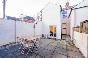 Outdoor dining - Spacious 4BR Cardiff Home with Free Parking (Cardiff)