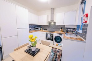 Fridge, microwave, oven, stovetop - Spacious 4BR Cardiff Home with Free Parking (Cardiff)