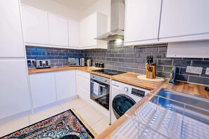 Een koelkast, een magnetron, een oven, een kookplaat