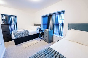 Iron/ironing board, WiFi, bed sheets - Spacious 4BR Cardiff Home with Free Parking (Cardiff)