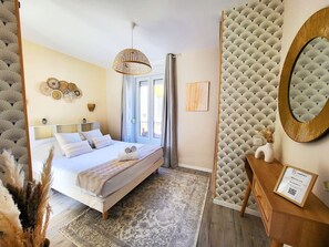 Ferros/tábuas de passar roupa, berço de viagem, Wi-Fi, roupa de cama